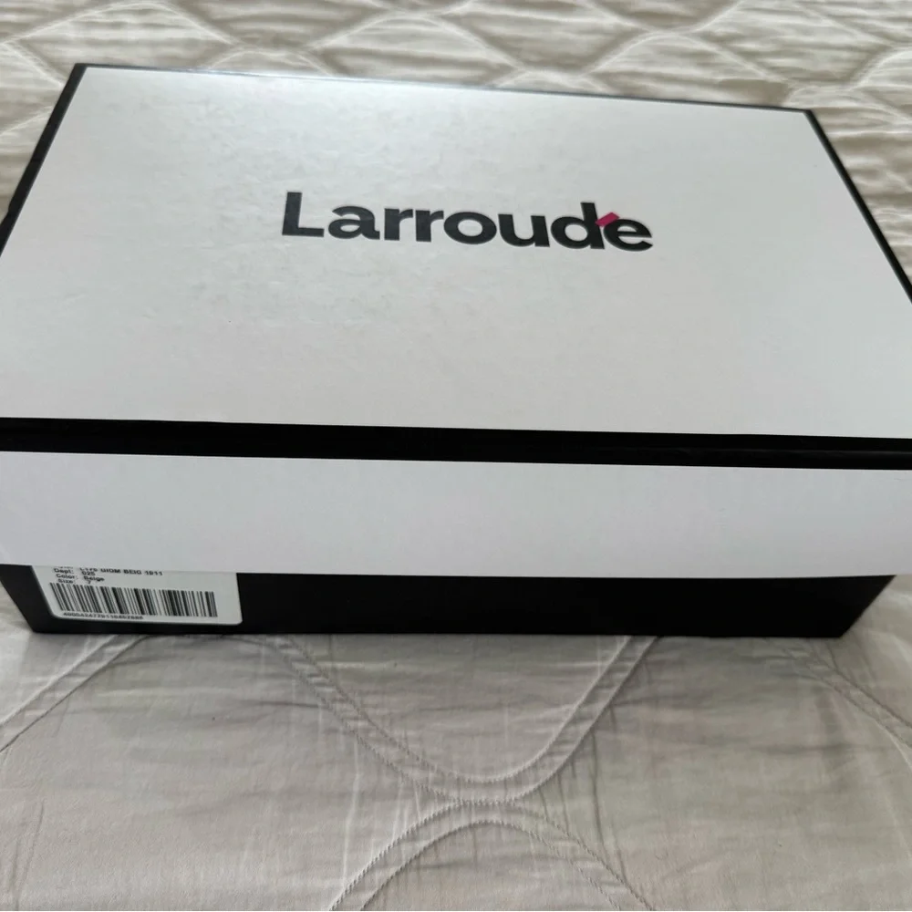 Larroude Gio Milanina Sandal Beige/Raffia made in Brazil.
New in original box. - Picture 8 of 11